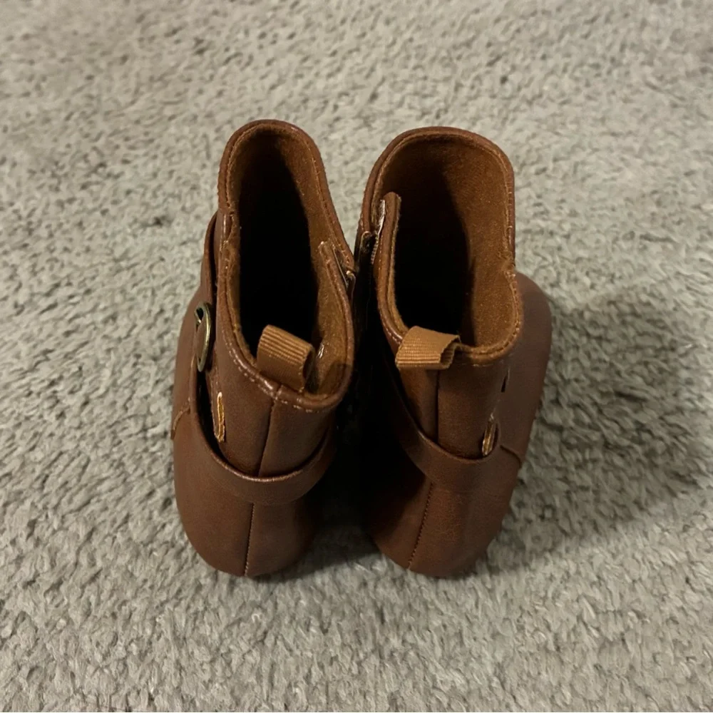 4/$25 Old Navy Cozy Brown Baby Boots with Strap Detail Velcro 12-18 months